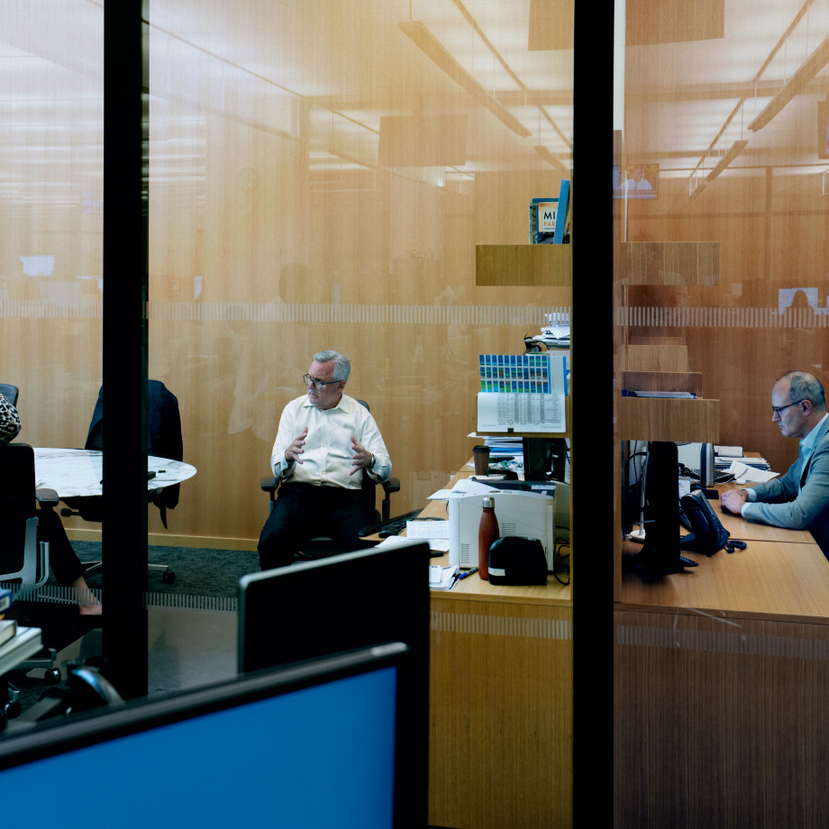 Image représentant des personnes discutant dans une salle de réunion